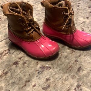 Adorable pink duck boots for your little girl! Sz7